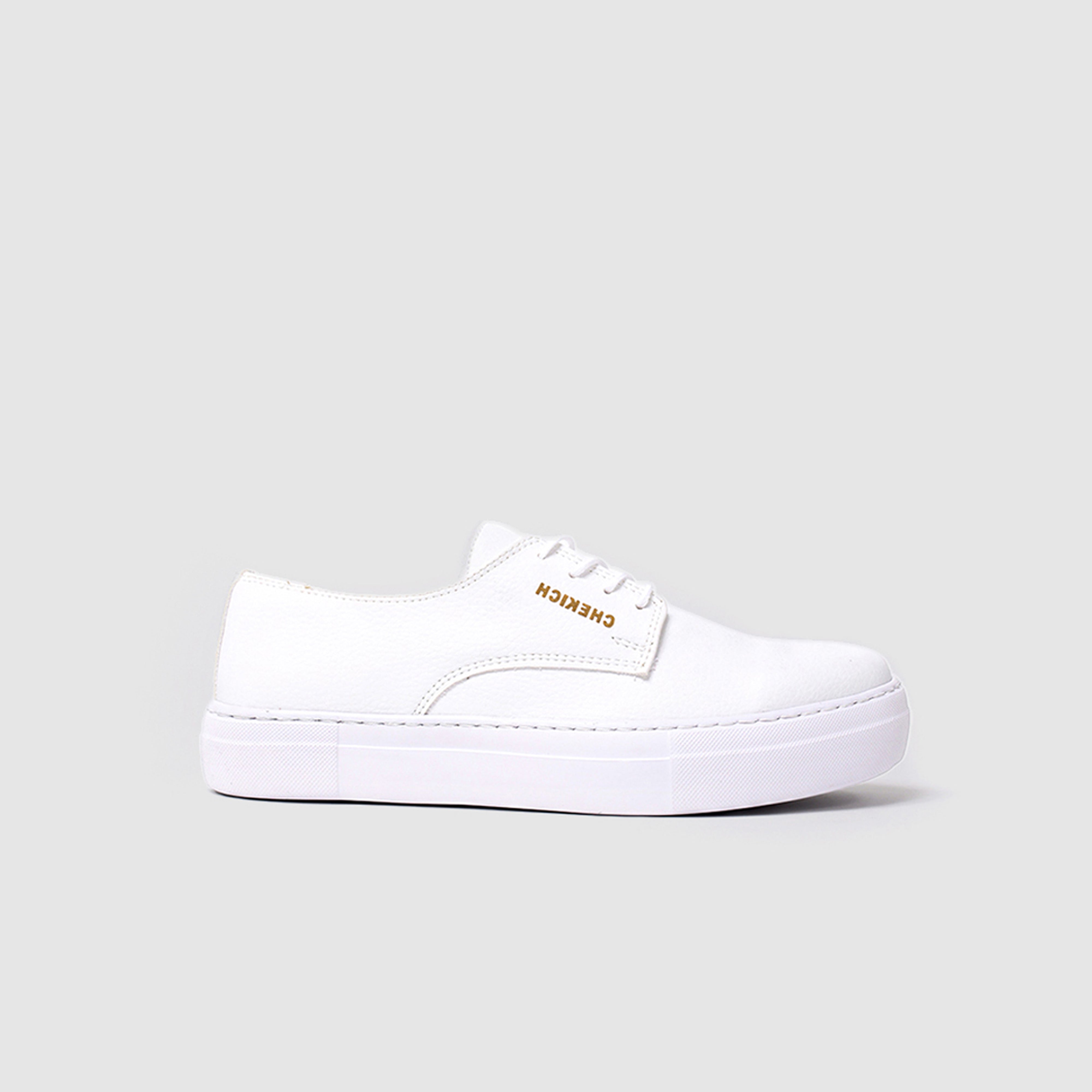 White Pitti sneakers by Shopify, featuring a sleek design and clean laces, perfect for casual and sporty outfits.