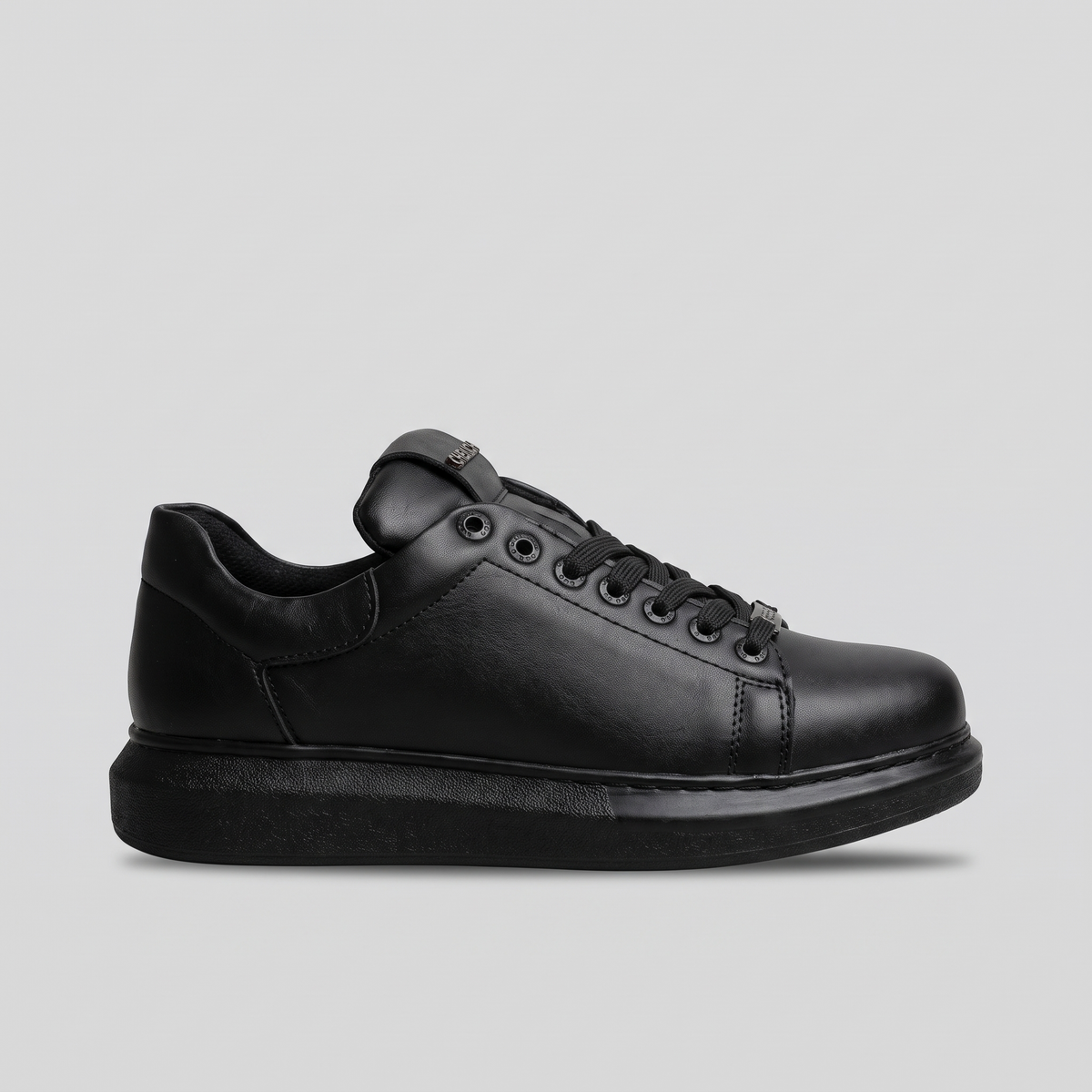 Chekich FANTASIA PLAIN All Black sneakers, side view of the logo-free black lace-up upper on a black platform sole