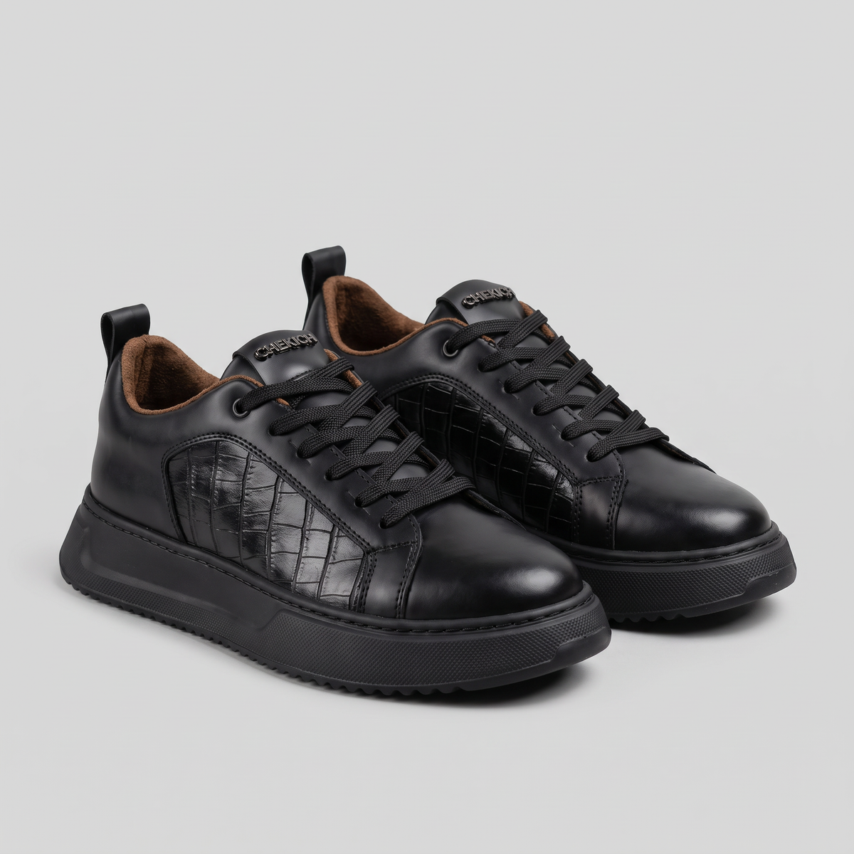 VAULT All Black